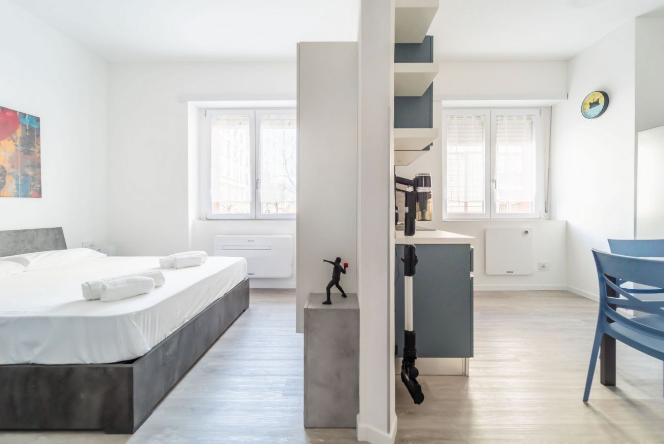 1 chambre, fer et planche à repasser