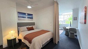 1 bedroom, desk, iron/ironing board, WiFi - City Escape in the Heart of Melbourne (Melbourne)
