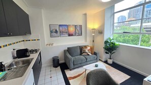 Fridge, microwave, coffee/tea maker, electric kettle - City Escape in the Heart of Melbourne (Melbourne)