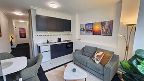 TV, offices - City Escape in the Heart of Melbourne (Melbourne)