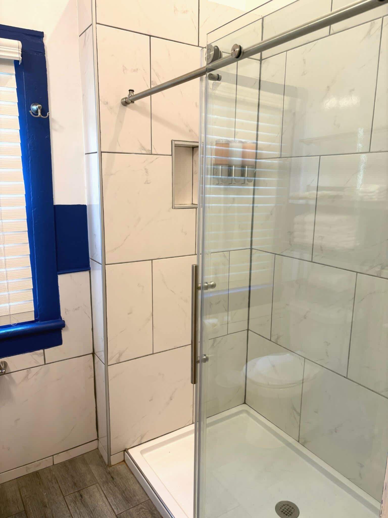 Douche, séchoir à cheveux, serviettes fournies, shampooing