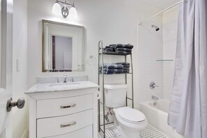 Shower, hair dryer, towels, shampoo - Modern 3BR Home 6 Blocks to French Quarter (New Orleans)