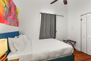 Tabla de planchar con plancha, wifi y ropa de cama 