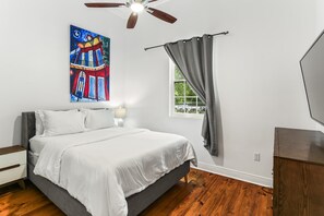 Iron/ironing board, WiFi, bed sheets - 3BR Gem Near Garden District (New Orleans)