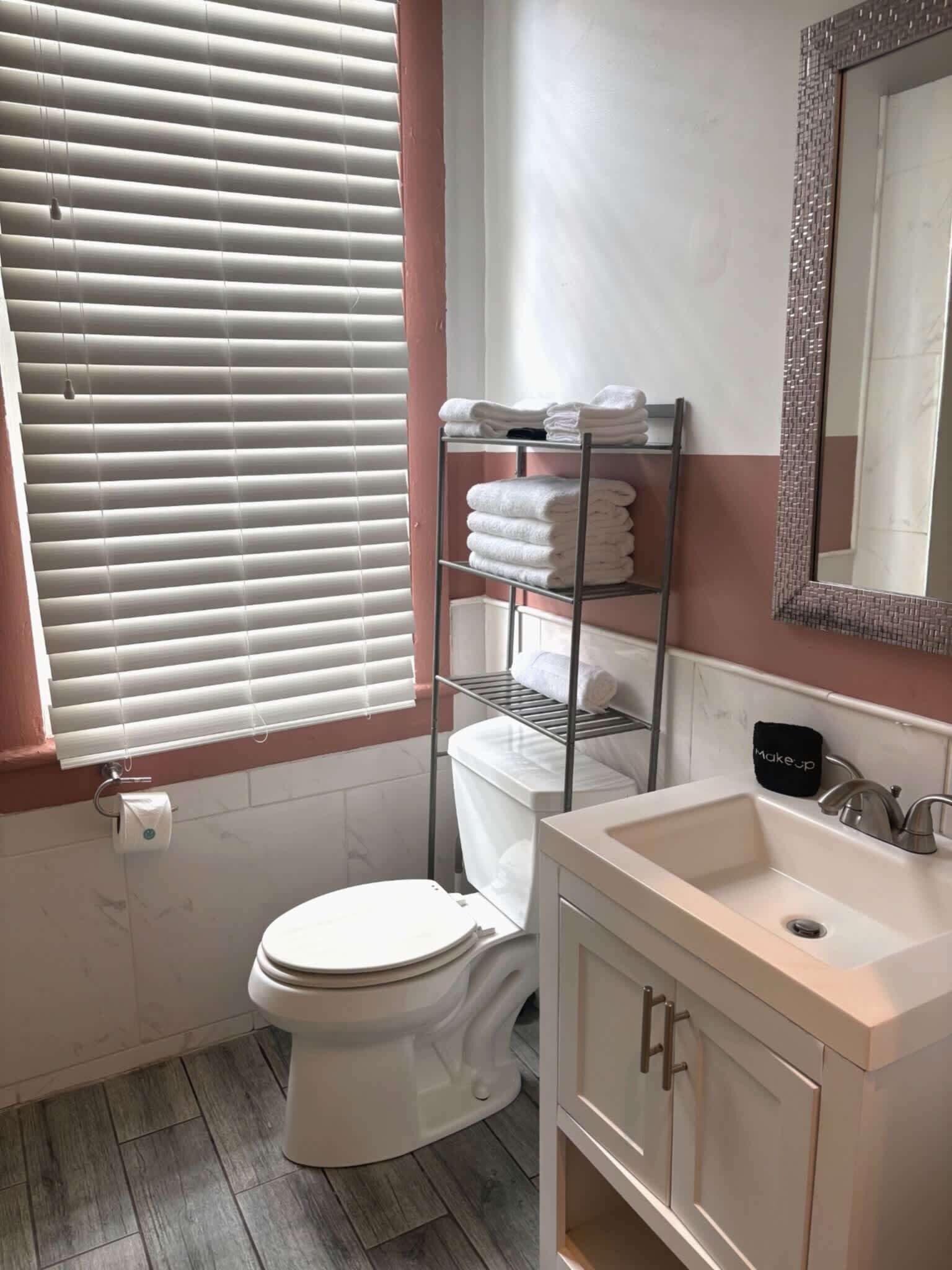 Douche, séchoir à cheveux, serviettes fournies, shampooing