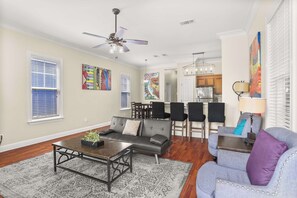 TV - 3BR Home w/ Off street parking near French Quarter (New Orleans)