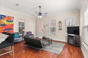 TV - 3BR Home w/ Off street parking near French Quarter (New Orleans)