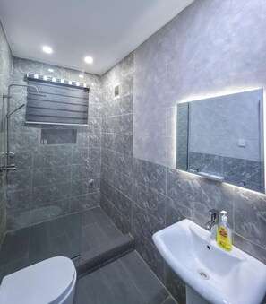 Familienzimmer, Balkon, Stadtblick | Badezimmer