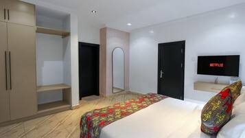 Kamar Keluarga, balkon, pemandangan kota | Meja kerja, ruang kerja ramah laptop, dan tirai kedap cahaya