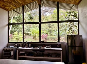Fridge, oven, coffee/tea maker, cookware/dishes/utensils - Finca Scarlet | Off-Grid | 10 min Walk to Beach (Carate)