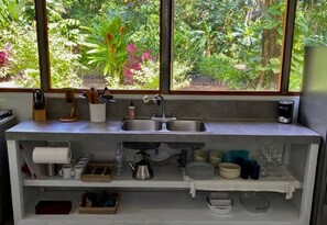 Geladeira, fogão, cafeteira/chaleira