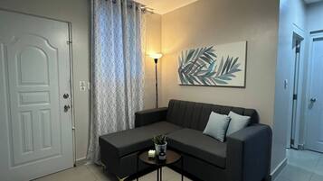 Apartment, 1 Bedroom, Accessible | Living room