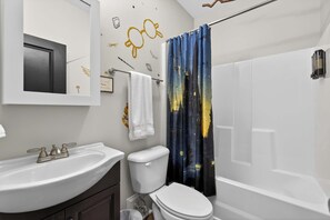 Shower, hair dryer, towels, shampoo - The Storybook Suites - Near NC State (Raleigh)
