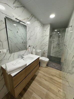 Design Studio Suite, 1 Bedroom | Bathroom | Combined shower/tub, hair dryer, bathrobes, towels