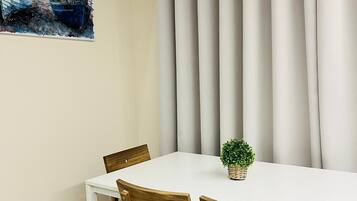 Comfort studio, keuken, uitzicht op stad | Dineren