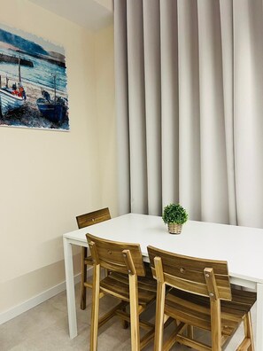 Comfort studio, keuken, uitzicht op stad | Dineren