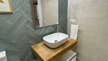 Comfort studio, keuken, uitzicht op stad | Badkamer