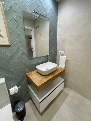 Comfort studio, keuken, uitzicht op stad | Badkamer