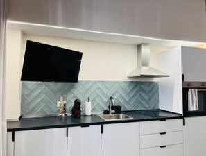 Comfort Studio, Kitchen, City View | Private kitchen | Fridge, microwave, dishwasher, espresso maker