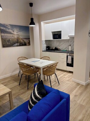 Design Studio Suite, 1 Bedroom | Living area | 43-inch TV with cable channels