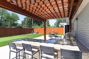 Outdoor dining - The Modern Oasis: Outdoor Living & Total Comfort (Lubbock)