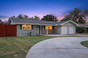 Exterior - The Modern Oasis: Outdoor Living & Total Comfort (Lubbock)