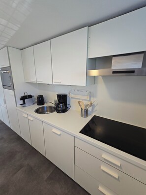 Fridge, microwave, oven, stovetop - Newly renovated vacation home in a quiet park. Fully fenced garden. (Callantsoog)