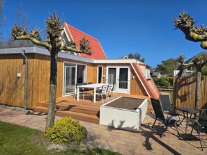 Outdoor dining - Newly renovated vacation home in a quiet park. Fully fenced garden. (Callantsoog)
