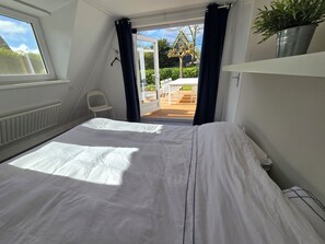 3 bedrooms, travel cot, free WiFi - Newly renovated vacation home in a quiet park. Fully fenced garden. (Callantsoog)
