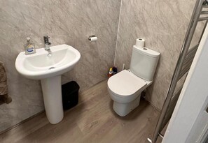 Separate bathtub and shower, deep-soaking bathtub, hair dryer, towels - Near Beach - Parking - Wifi - Sleeps 2 (Lytham St. Anne's)