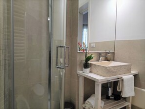 Secadora de cabello, bidet, toallas, jabón 