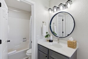 Shower, hair dryer - Lakeview Retreat Near Margaritaville (Osage Beach)