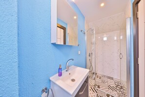 Douche, serviettes fournies, savon, papier toilette