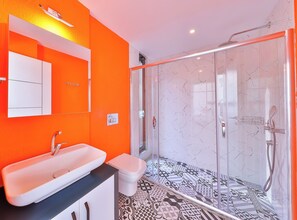 Shower, towels, soap, toilet paper - Villa Alpanos 3-bedroom Private Pool, Nature, Valley View, Kas Antalya (kas)