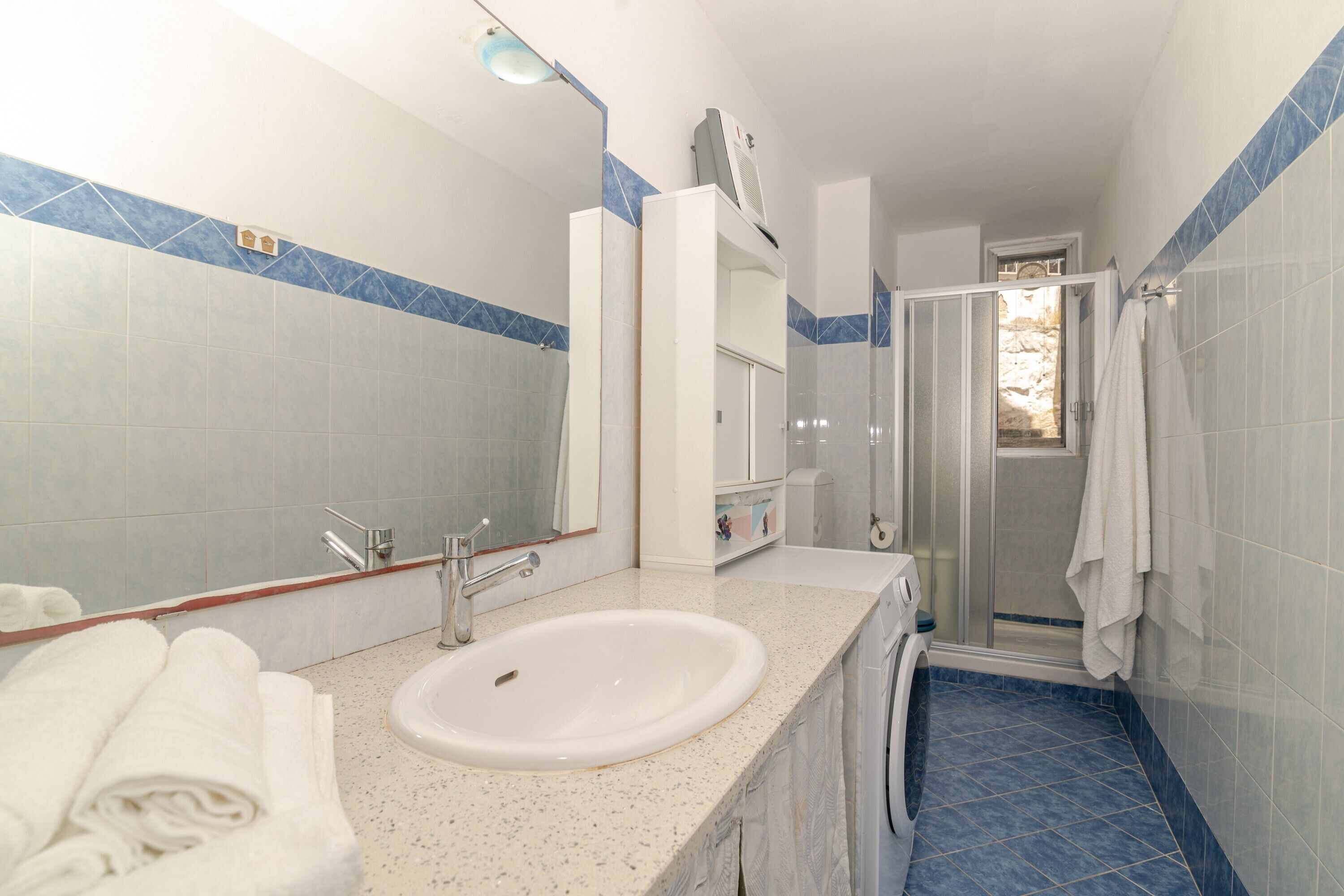 Dusche, Haartrockner, Handtücher