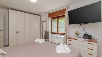 1 Schlafzimmer, BĂŒgeleisen/BĂŒgelbrett, WLAN, BettwĂ€sche