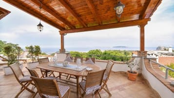 Habitación doble superior, patio, vista al jardín | Restaurante al aire libre