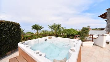 Tina de hidromasaje al aire libre