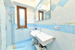 Superior-Doppelzimmer, Terrasse, Gartenblick | Badezimmer