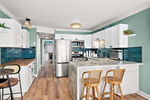 Fridge, microwave, oven, stovetop - Bayfront Condo with Great Views and Nice Amenities (Ocean City)