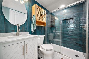 Shower, towels - Bayfront Condo with Great Views and Nice Amenities (Ocean City)
