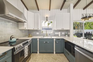 Fridge, microwave, oven, stovetop - First Level | Sleeps 12 |Putt Putt | 4 BD 2 BA (Bradenton)