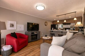 Smart TV - Full Berne Duplex Chalet 4 Mins to DT AVL, 10 Mins to Blue Ridge Parkway, Dogs (Asheville)