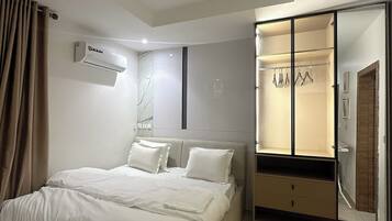 Apartemen Klasik, balkon, pemandangan kota | Brankas, meja kerja, ruang kerja ramah laptop, dan tirai kedap cahaya