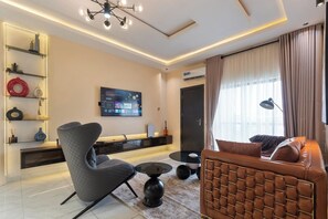Apartamento clásico, balcón, vistas a la ciudad | Zona de estar