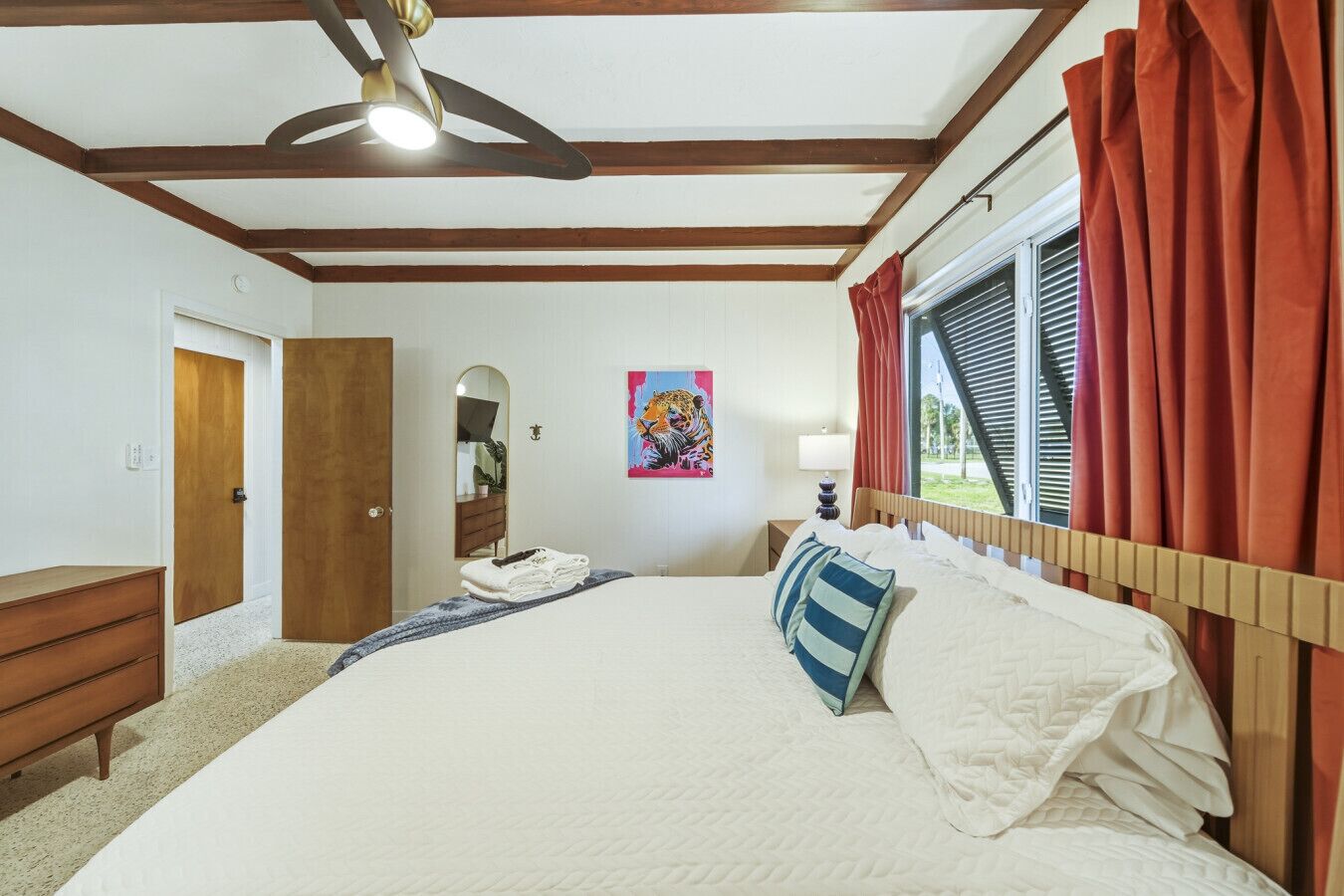 5 bedrooms, desk, iron/ironing board, travel crib