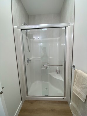 Dusche, Haartrockner, Handtücher, Seife
