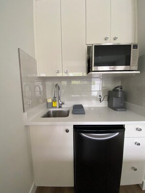 Private kitchen - Peek-Boo Cozy studio apartment in tranquil Vernon with AC (Vernon)