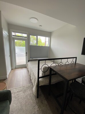 Room - Peek-Boo Cozy studio apartment in tranquil Vernon with AC (Vernon)