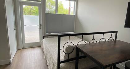 Peek-Boo Cozy studio apartment in tranquil Vernon with AC